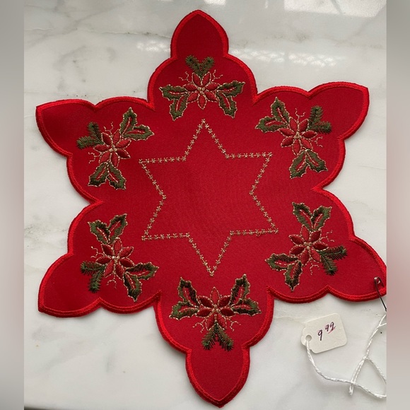 Two snowflake shaped German Christmas linens, doily, coasters - Picture 2 of 9